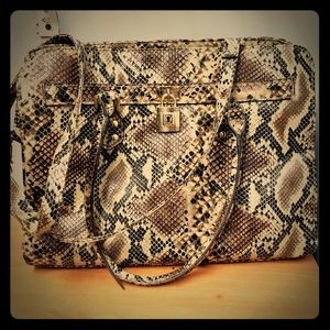 A beautiful tote  Accepting all offers